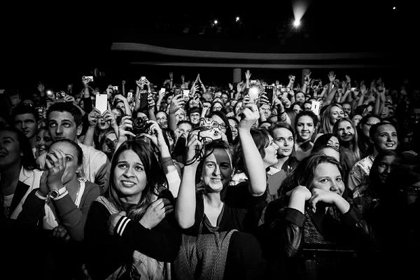 Polacy znani są ze swej spontaniczności, do tego nasz fanklub zadbał o stosowną oprawę koncertów Arthura, publikując na facebookowym profilu "instrukcję obsługi" koncertowych akcji Polacy znani są ze swej spontaniczności, do tego nasz fanklub zadbał o stosowną oprawę koncertów Arthura, publikując na facebookowym profilu "instrukcję obsługi" koncertowych akcji