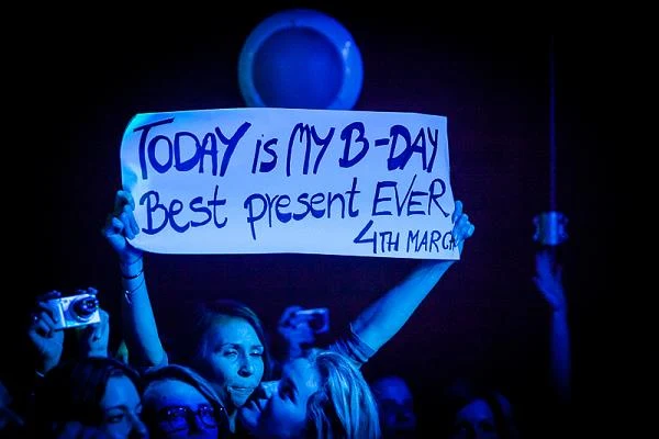 Dobra rada - masz urodziny - zrób stosowny transparent, a James zaśpiewa ci "Happy Birthday" Dobra rada - masz urodziny - zrób stosowny transparent, a James zaśpiewa ci "Happy Birthday"