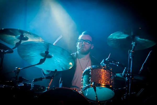 Podczas krótkiej wizyty promocyjnej wokalista podpisywał płyty w warszawskim Empiku, a w telewizyjnym programie "Must Be The Music" zaśpiewał przebój "Impossible" Podczas krótkiej wizyty promocyjnej wokalista podpisywał płyty w warszawskim Empiku, a w telewizyjnym programie "Must Be The Music" zaśpiewał przebój "Impossible"