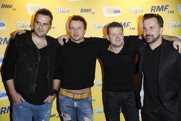 Piotr Kupicha z zespołem Feel, z którym odniósł gigantyczny sukces. Debiutancki album grupy - "Feel" z 2007 r. - rozszedł się w ponad 200 tysiącach egzemplarzy. Feel ma na koncie nagrodę Fryderyk, a także Superjedynkę, Bursztynowego Słowika, Telekamerę i wiele innych wyróżnień Piotr Kupicha z zespołem Feel, z którym odniósł gigantyczny sukces. Debiutancki album grupy - "Feel" z 2007 r. - rozszedł się w ponad 200 tysiącach egzemplarzy. Feel ma na koncie nagrodę Fryderyk, a także Superjedynkę, Bursztynowego Słowika, Telekamerę i wiele innych wyróżnień