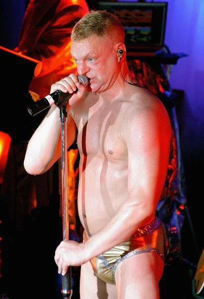 W 2004 roku Andy Bell ogłosił, że jest nosicielem wirusa HIV, a o chorobie wie od 1998 roku. "Bez wątpienia istnieją nosiciele wirusa HIV, którzy spotykają się z innymi nosicielami i uprawiają seks bez zabezpieczeń. Wydaje mi się, że młodzi homoseksualiści mają dziś trudne życie. Istnieje tyle możliwości, jak sauny czy miejsca tego rodzaju, gdzie można łatwo się zarazić" - stwierdził w wywiadzie dla "The Guardian" w 2007 roku (fot . ShowBizIreland).