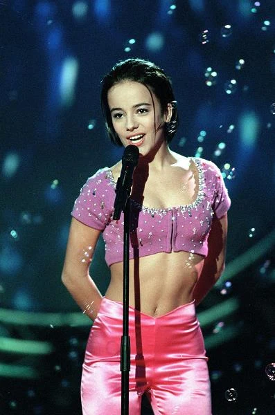 Słowo "lolita" nawiązuje do słynnej, kontrowersyjnej powieści Vladimira Nabokova. Oznacza ono kilkunastoletnią dziewczynę, która zachowuje się jak dorosła kobieta. Nabokov oskarżany był o propagowanie pedofilii