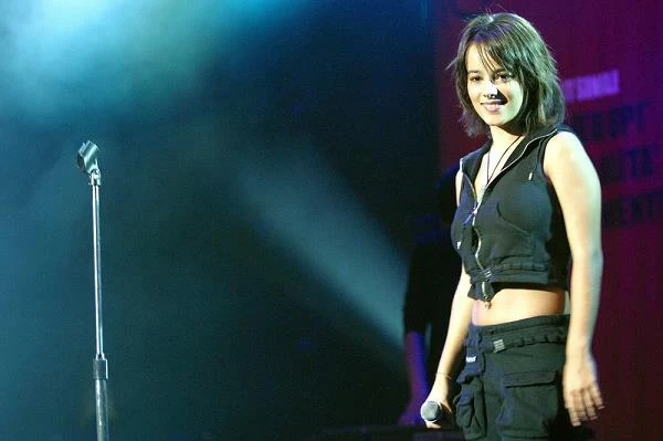 Również płyta "Mes Courants Électriques" z 2003 roku cieszyła się dużą popularnością - znalazła się w czołówce list sprzedaży m.in. we Francji (600 tys. sprzedanych egzemplarzy!), w Japonii, Korei Południowej, Wielkiej Brytanii, Izraelu, Belgii czy Hong Kongu. Na dwóch pierwszych albumach z Alizee współpracowała Mylene Farmer, która pełniła funkcję mentorki dla młodej piosenkarki