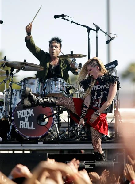 Avril Lavigne wielokrotnie żonglowała swoim wizerunkiem. Raz kreowała się na "punkówę", innym razem stawiała na image elegancki i kobiecy (fot. Isaac Brekken)