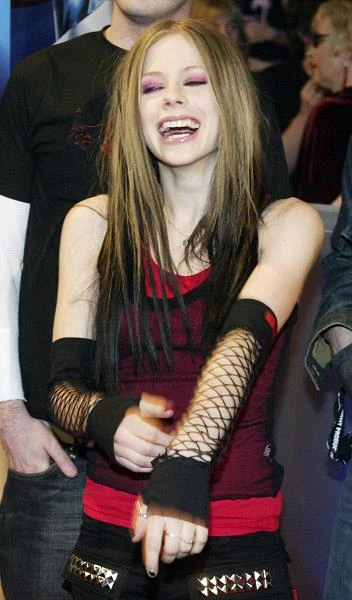 Avril Lavigne podczas JUNO Awards w 2004 roku (fot. Donald Weber)