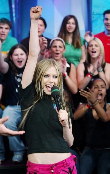 Avril Lavigne stara się zdrowo odżywiać. Uprawia też sport: surfuje, gra w piłkę nożną i w hokeja, jeździ na rolkach, ćwiczy jogę (fot. Scott Gries)