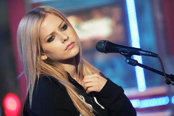 Avril Lavigne potrafi być też... poważna (fot. Scott Gries)
