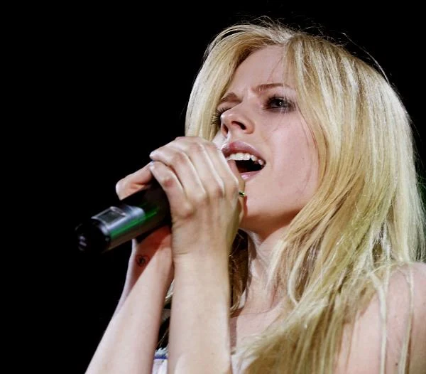 Avril Lavigne nieraz z blondynki przedzierzgała się w brunetkę i z powrotem (fot. Jo Hale)