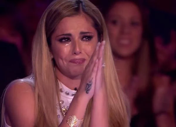 Cheryl Cole zalała się łzami, gdy 20-letni Włoch Andrea Faustini wykonał utwór Whitney Houston. Trend płakania jest więc ogólnoświatowy