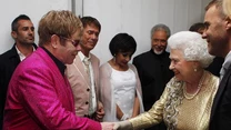 Problemów nie sprawiał natomiast Elton John, który w 1996 roku od królowej otrzymał odznaczenie Komandora Imperium Brytyjskiego, co pozwoliło mu nosić tytuł "sir"