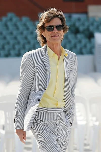 Królowa nie uczestniczyła równiez we wręczaniu Orderu Imperium Brytyjskiego Mickowi Jaggerowi w 2003. Wokalista otrzymał odznaczenie od księcia Karola, co lider The Rolling Stones miał odebrać jako afront. Można jednak zrozumieć królową, że nie chciała wręczyć medalu osobie nawołującej do anarchii oraz nazywającej Elżbietę wiedźmą.