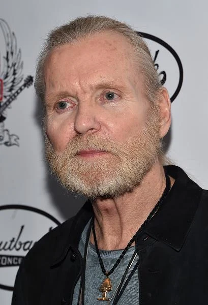 Greg Allman z Allman Brothers rozwodził się sześciokrotnie, m.in. z Cher. W 2012 roku oświadczył się 24-letniej Shannon i oznajmił, że "jest naprawdę zakochany" (fot. Mike Coppola)