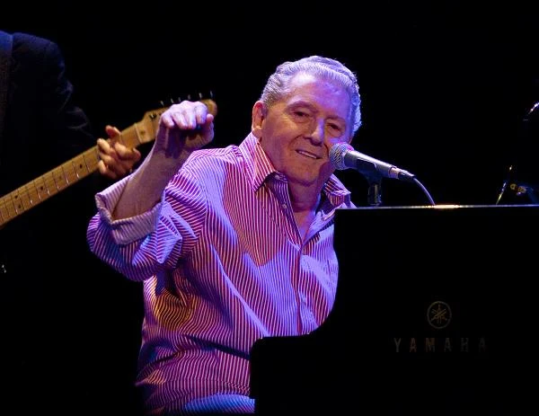 Członek Rockandrollowego Salonu Sławy Jerry Lee Lewis miał siedem żon. Pierwszą poślubił, gdy skończył raptem 13 lat. Muzyk nie zawsze się rozwodził - dwukrotnie jego małżeństwo przerywała śmierć partnerki (fot. Noel Vasquez)