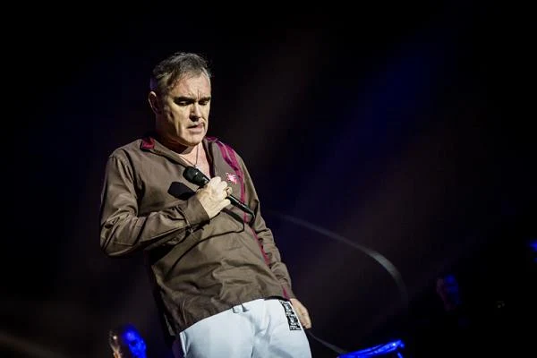 Mimo nawoływań ze strony publiczności artysta nie pojawił sie już na scenie. Mimo nawoływań ze strony publiczności artysta nie pojawił sie już na scenie.