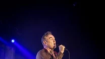 Nieoficjalnie mówi się, że Morrissey zszedł ze sceny, gdyż ktoś krzyknął do niego po angielsku "nie gadaj już tylko graj". To miało nie spodobać się gwieździe.