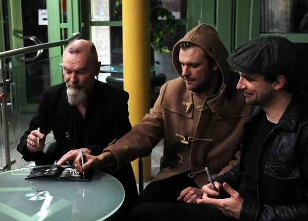 Fisz Emade, czyli Bartosz i Piotr Waglewski, to synowie lidera Voo Voo Wojciecha Waglewskiego. Obaj bracia nagrali wspólnie (jako Fisz Emade, Tworzywo Sztuczne oraz Kim Nowak) siedem albumów. Oprócz tego wspólnie z ojcem stworzyli dwie płyty. Ostatnia z nich "Matka, Syn, Bóg" ukazała się w 2013 roku. (na zdjęciu wspólnie z ojcem Wojciechem Waglewskim - fot. Mieczysław Włodarski). Fisz Emade, czyli Bartosz i Piotr Waglewski, to synowie lidera Voo Voo Wojciecha Waglewskiego. Obaj bracia nagrali wspólnie (jako Fisz Emade, Tworzywo Sztuczne oraz Kim Nowak) siedem albumów. Oprócz tego wspólnie z ojcem stworzyli dwie płyty. Ostatnia z nich "Matka, Syn, Bóg" ukazała się w 2013 roku. (na zdjęciu wspólnie z ojcem Wojciechem Waglewskim - fot. Mieczysław Włodarski).