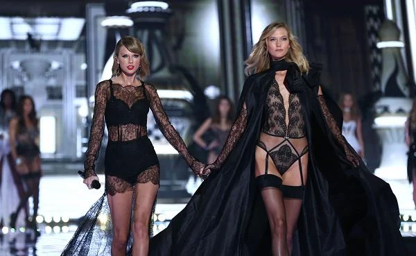 Taylor Swift i "aniołek" Victoria's Secret (fot. Tim P. Whitby)