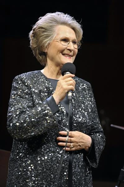 Irena Santor na scenie w 2012 roku.