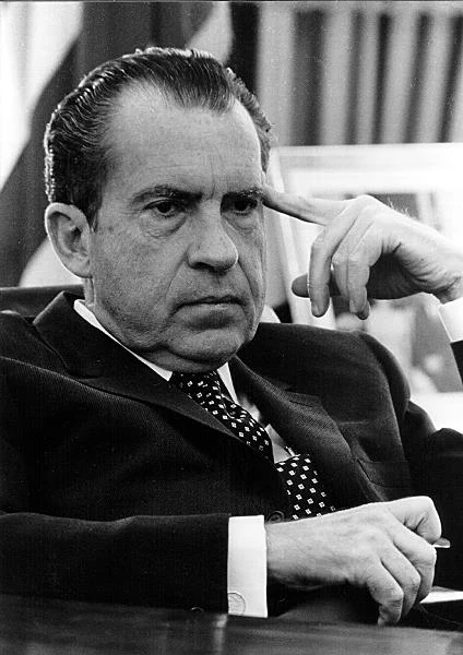 Richard Nixon szpiegował Johna Lennona. Plotka o tym, iż prezydent USA rozkazał śledzić Lennona, powstała w latach 70. Nixona niepokoić miało to, że Lennon jawnie promuje ideologię komunistyczną w Stanach. W 2007 roku okazało się, że plotka ma pokrycie w dowodach. FBI ujawniło, że służby obserwowały Lennona przez rok. (fot. National Archives)