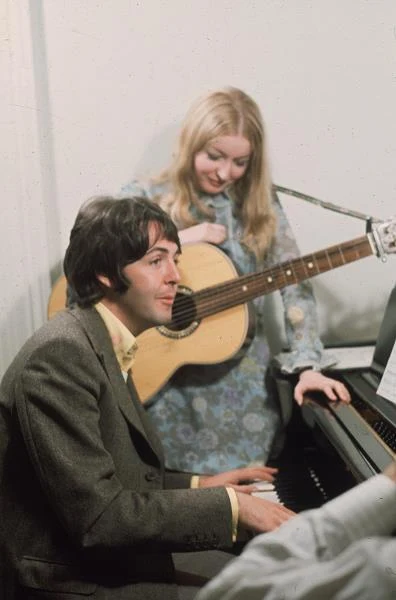 McCartney to antychryst. W 1968 roku The Beatles nagrali utwór "Helter Skelter", który według Charlesa Mansona miał stać się inspiracją dla niego i jego sekty do mordowania kolejnych ofiar. Wiele osób uznało jednego z wykonawców tego utworu za szatana i antychrysta, który swoją muzyką doprowadza ludzi do obłędu. (fot. Keystone)