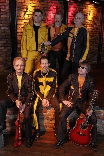 Czerwone Gitary 2005: W dolnym rzędzie: Jurek Kossela, Henryk Kisieliński, Mieczysław Wądołowski. Stoją: Arek Wiśniewski, Jerzy Skrzypczyk, Henryk Zomerski - fot. Michał Zakrzewski Czerwone Gitary 2005: W dolnym rzędzie: Jurek Kossela, Henryk Kisieliński, Mieczysław Wądołowski. Stoją: Arek Wiśniewski, Jerzy Skrzypczyk, Henryk Zomerski - fot. Michał Zakrzewski