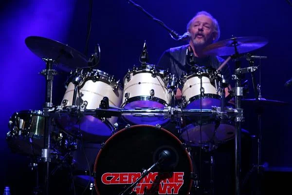Jerzy Skrzypczyk (2013 r.). Perkusista to jedyny oryginalny członek Czerwonych Gitar, który nieprzerwanie występuje w tym zespole (brał udział we wszystkich nagraniach i koncertach grupy) - fot. Andrzej Wrzesiński Jerzy Skrzypczyk (2013 r.). Perkusista to jedyny oryginalny członek Czerwonych Gitar, który nieprzerwanie występuje w tym zespole (brał udział we wszystkich nagraniach i koncertach grupy) - fot. Andrzej Wrzesiński