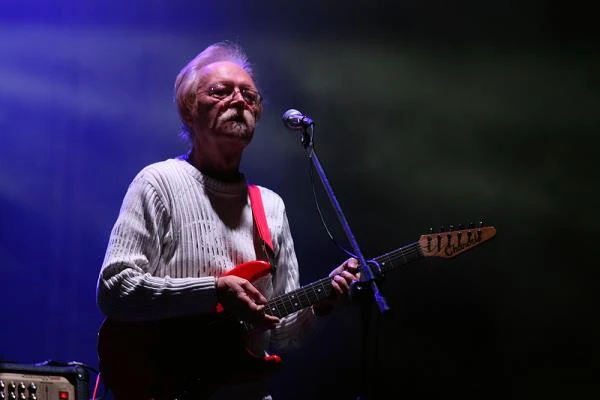 Jerzy Kossela (2013 r.). Pierwszy lider Czerwonych Gitar z zespołu odchodził dwukrotnie, w 1967 r. i 1993 r. (po konflikcie z Sewerynem Krajewskim). Od 1999 r. do 2015 r. ponownie występował w zespole. Z gry zrezygnował z powodu problemów zdrowotnych. Muzyk zmarł 7 stycznia 2017 r. - fot. Andrzej Wrzesiński Jerzy Kossela (2013 r.). Pierwszy lider Czerwonych Gitar z zespołu odchodził dwukrotnie, w 1967 r. i 1993 r. (po konflikcie z Sewerynem Krajewskim). Od 1999 r. do 2015 r. ponownie występował w zespole. Z gry zrezygnował z powodu problemów zdrowotnych. Muzyk zmarł 7 stycznia 2017 r. - fot. Andrzej Wrzesiński
