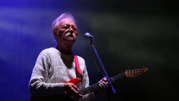 Jerzy Kossela (2013 r.). Pierwszy lider Czerwonych Gitar z zespołu odchodził dwukrotnie, w 1967 r. i  1993 r. (po konflikcie z Sewerynem Krajewskim). Od 1999 r. do 2015 r. ponownie występował w zespole. Z gry zrezygnował z powodu problemów zdrowotnych. Muzyk zmarł 7 stycznia 2017 r. - fot. Andrzej Wrzesiński