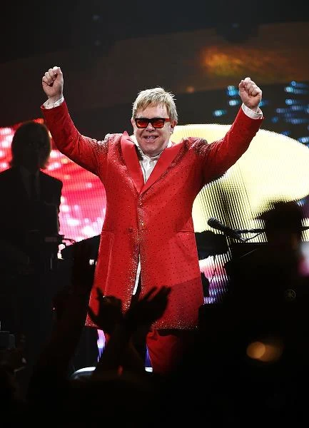 Elton John to zazwyczaj spokojny człowiek. Jednak w trakcie jednego z koncertów tak mocno zdenerwował się na obsługę imprezy, że na chwilę przerwał występ i krzyknął, że ktoś z jego ekipy zostaje właśnie zwolniony. (fot. Andrew H. Walker)