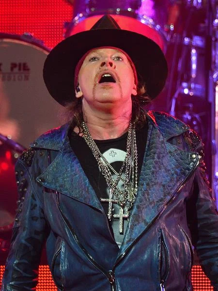 Koncert Guns N'Roses w St Louis w 1991 roku przeszedł do historii z powodu zachowania lidera zespołu Axl Rose'a. Ten, gdy zobaczył, że jeden z fanów robi mu zdjęcie, postanowił natychmiast wyrwać mu aparat. Następnie krzyknął do ochroniarzy "dobra robota", rzucił mikrofon i wyszedł. (fot. Frazer Harrison)