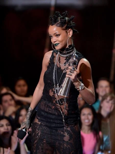 Do szczęśliwych osób na pewno nie należała Rihanna w trakcie jednego z koncertów w 2013 roku, kiedy to fani postanowili obrzucić ją jedzeniem! Co ciekawe Rihanna przerwała tylko na moment. Po tym jak się wyciszyła, zaczęła śpiewać następną piosenkę. (fot. Kevin Winter)