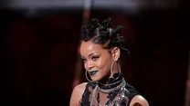 Do szczęśliwych osób na pewno nie należała Rihanna w trakcie jednego z koncertów w 2013 roku, kiedy to fani postanowili obrzucić ją jedzeniem! Co ciekawe Rihanna przerwała tylko na moment. Po tym jak się wyciszyła, zaczęła śpiewać następną piosenkę. (fot. Kevin Winter)