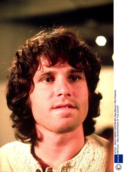 Ostatni koncert Jima Morrisona z The Doors przeszedł do historii nie ze względu na jakość występu, a skandal, który odegrał się na scenie. Pijany Morrison zapomniał tekstu, w przypływie złości zniszczył mikrofon, a na koniec postanowił zejść ze sceny jak gdyby nigdy nic. (fot. Alan Messer / Rex Features)