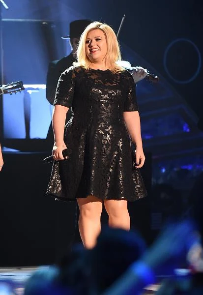 Kelly Clarkson podczas gali muzyki country w grudniu 2014 r. (fot. Jason Merritt)