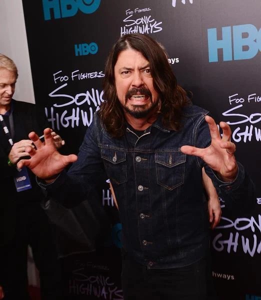 Dave Grohl z Foo Fighters uwielbia natomiast strzelać do rzutków. (fot. Stephen Lovekin)