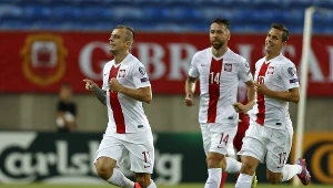 Kamil Grosicki cieszy się po golu strzelonym Gibraltarowi, za nim Olkowski i Wawrzyniak