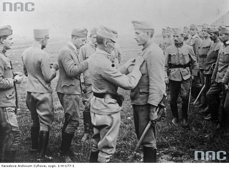 Pułkownik Zygmunt Zieliński dekoruje ułanów II Brygady Legionów za udział w szarży pod Rokitną, która przeszła do historii polskiej kawalerii (sierpień 1915 r.)