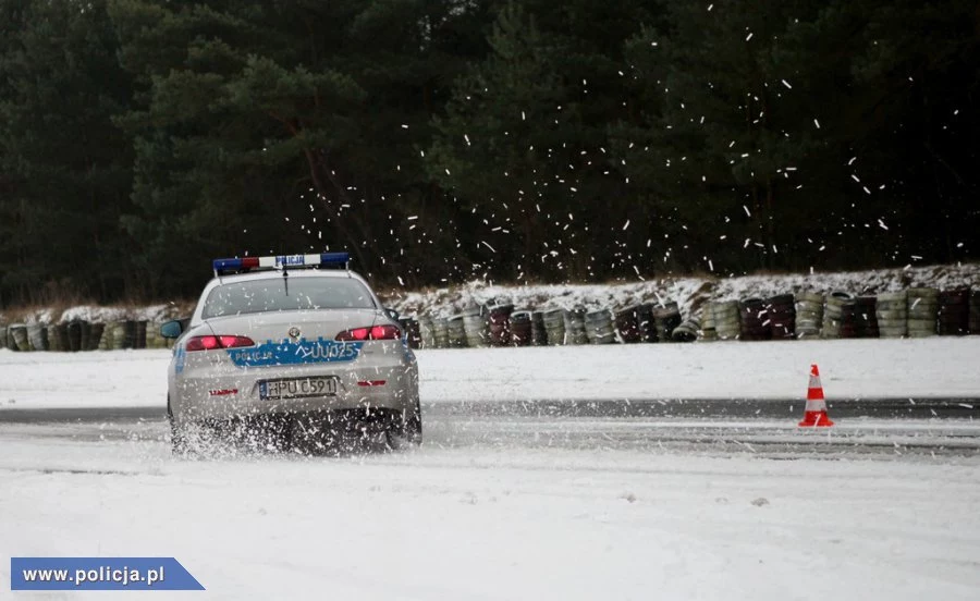 Policjanci uczyli się jeździć po śniegu