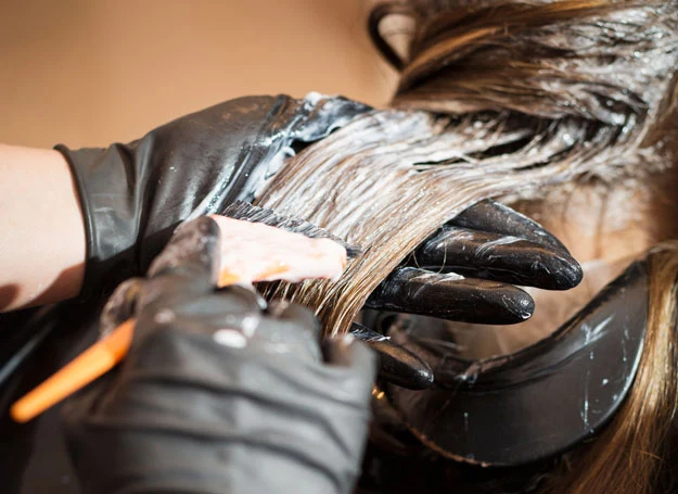 Farbowanie na blond włosach daje doskonały efekt. Farbowanie na blond włosach daje doskonały efekt.