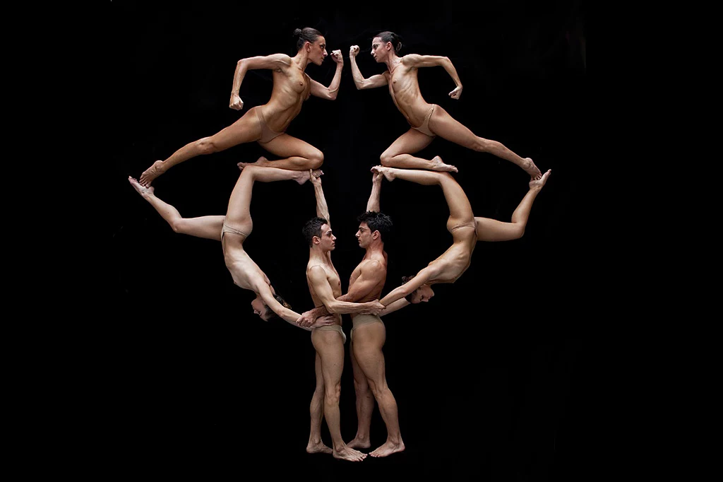 NoGravity Dance Company to teatr specjalizujący się w tańcu powietrznym 