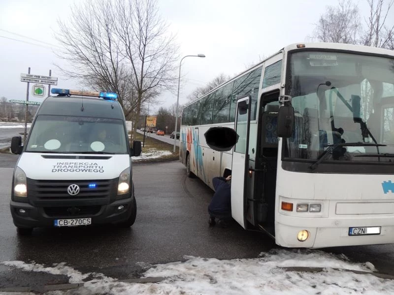 Autobus nie tylko był niesprawny. Jechał również "na opale"