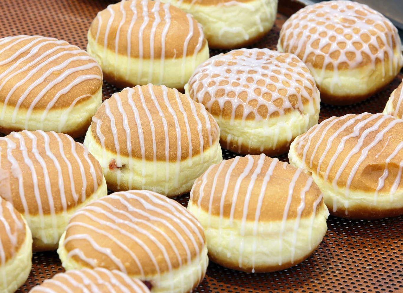 Aby spalić kalorie z jednego pączka, potrzeba około 60-75 minut intensywnego marszu w tempie około 6 km/h.