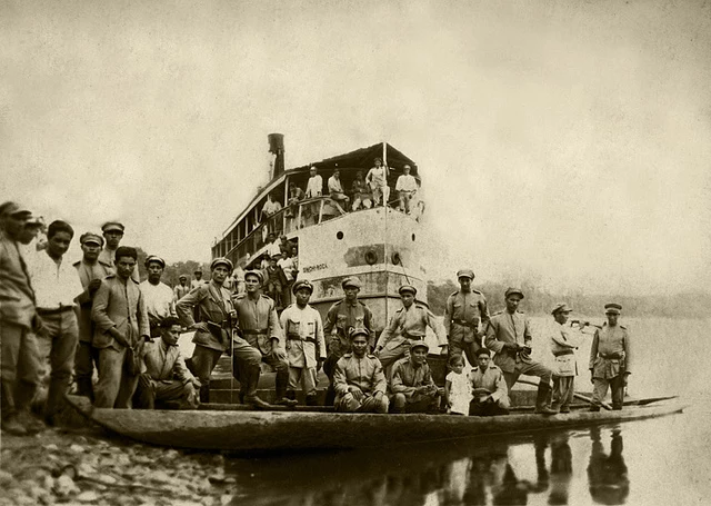 Kolumbijscy żołnierze na tle statku transportowego, kwiecień 1933 rok