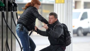 Lucyna (Magdalena Walach) stanie oko w oko z szaleńcem chcącym podpalić się na stacji benzynowej