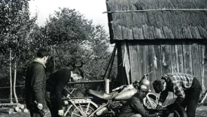 Przy motocyklu (kucnięty) Waldemar Nowakowski, były Powstaniec Warszawski, który w drugiej połowie lat 50 organizował drużyny harcerskie na Saskiej Kępie (archiwum Wojciecha Echilczuka)