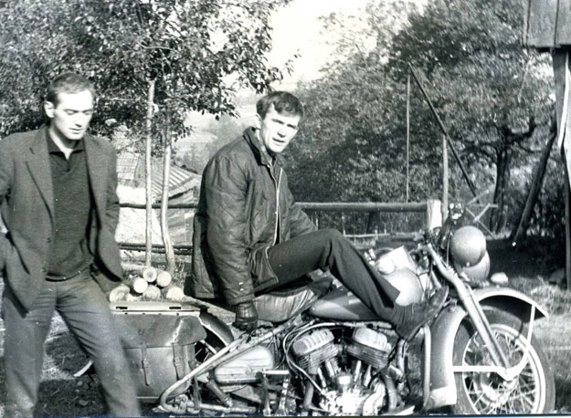 Na motocyklu Aleksander Cianciara, znacząca postać w warszawskim ruchu harleyowskim z przełomu lat 50 i 60. (archiwum Wojciecha Echilczuka) 