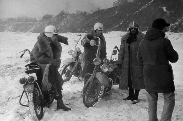 Na planie filmu "5 i pół Bladego Józka". W środku (w białym kasku) Wojciech Echilczuk (archiwum Wojciecha Echilczuka)