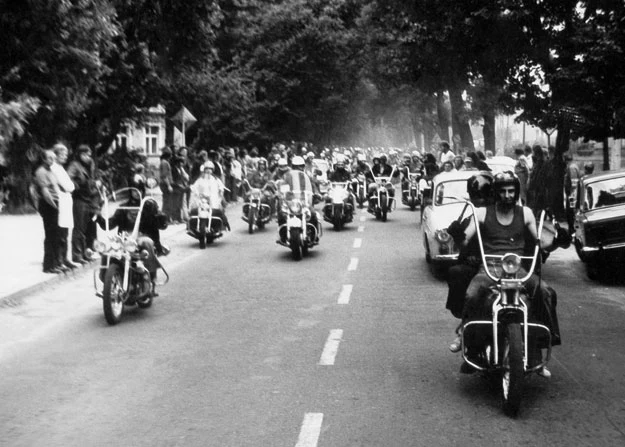 Parada setek motocykli Harley-Davidson podczas zlotu w Wolsztynie. Rok 1973 (archiwum Wojciecha Echilczuka)