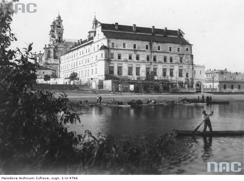 Pińsk. Kolegium jezuitów - widok ogólny kolegium od strony rzeki. W tle widoczny kościół św. Stanisława.