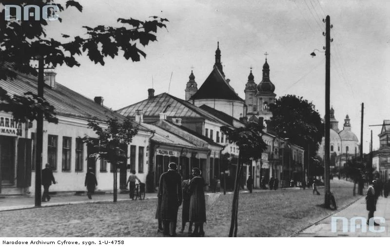 Pińsk. Ulica Tadeusza Kościuszki. Fragment ulicy z widocznym w tle kościołem Wniebowziecia Najświętszej Maryi Panny.